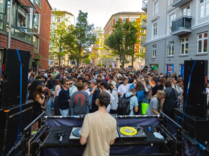 DJ, der spiller musik for en masse mennesker på Vesterbro under Distortion-festivalen